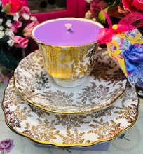 Load image into Gallery viewer, Pretty 1940s Royal Vale Gold Leaf Chintz Soy scented Teacup